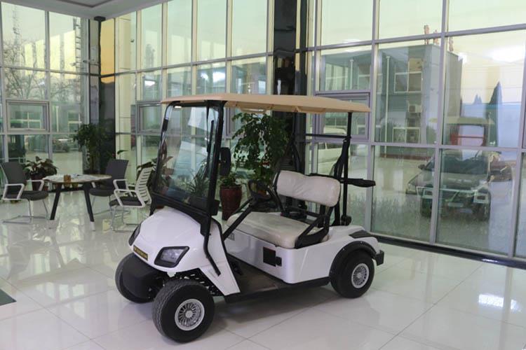 充電時應(yīng)打開所有電瓶蓋，保持室內(nèi)透風(fēng)、嚴(yán)禁明火、以防爆炸