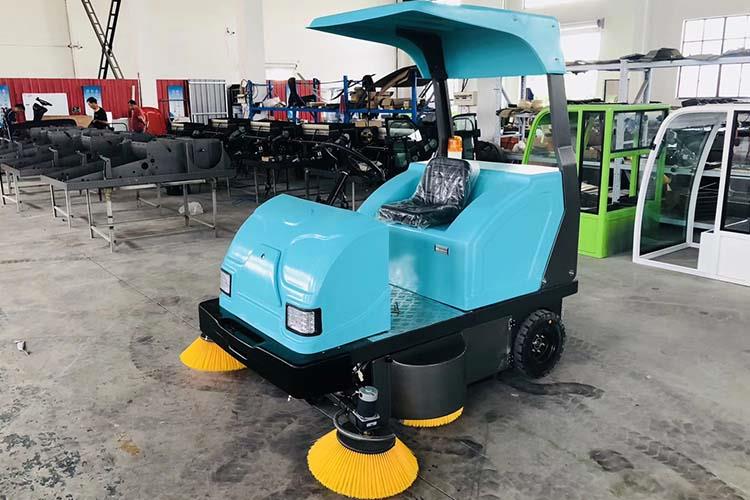 電動(dòng)掃地車1800型和市面上出現(xiàn)的大型的環(huán)衛(wèi)灑水車、環(huán)衛(wèi)吸塵車相比，價(jià)格經(jīng)濟(jì)實(shí)惠