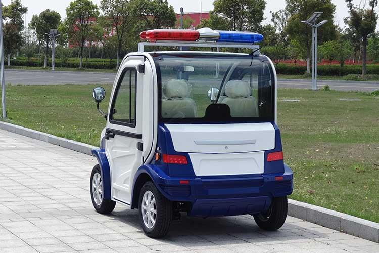 停車時應(yīng)先踩剎車降低車速，當(dāng)?？康轿粫r拉緊手剎，將檔位按到空擋，關(guān)閉開關(guān)之后按下急停按鈕