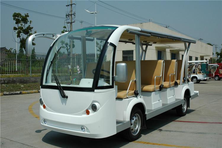 剛買來的觀光車都須先充電再使用，充電前拔出鑰匙，關(guān)掉觀光車的電源