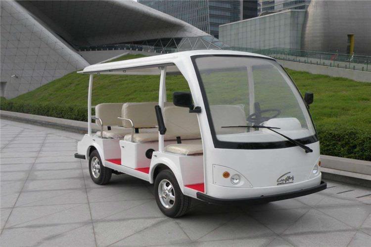 燃油觀光車因?yàn)槟茉吹膭?dòng)力為汽油，所以會(huì)排放很多廢氣在空氣中