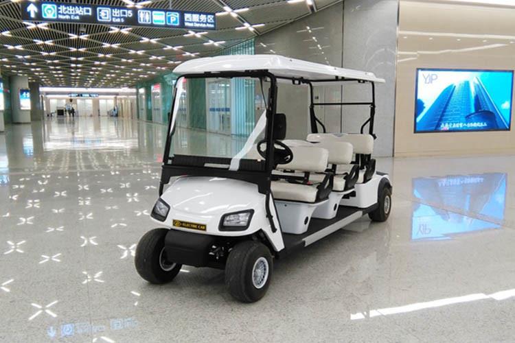 在火辣的太陽照射下，別說人難受，新能源電動車也會很難受，不想自己的車暴曬，較好的辦法就是停在樹蔭下