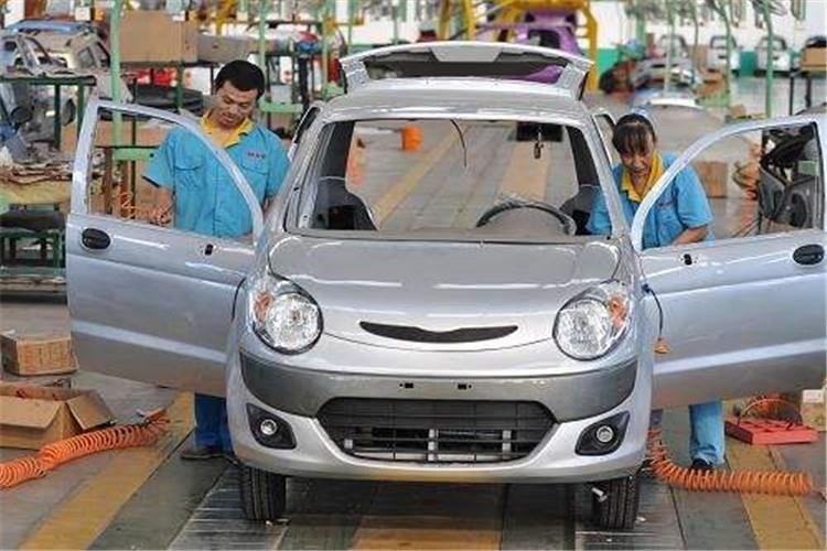 將動(dòng)力電池的高壓直流電轉(zhuǎn)換為整車(chē)低壓12V直流電，給新能源電動(dòng)車(chē)低壓用電系統(tǒng)供電及鉛酸電池充電