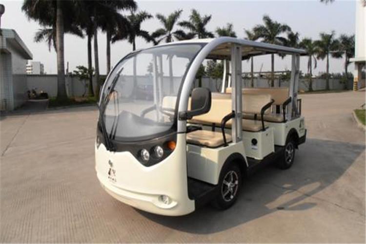 通過調(diào)研、分析研究設(shè)計(jì)出的電動(dòng)觀光車具有以下特點(diǎn)：a結(jié)構(gòu)造型源于兜風(fēng)跑車與通用觀光車相結(jié)合，取消了擋風(fēng)玻璃兩側(cè)的A柱，將頂蓬做成可拆卸折疊式