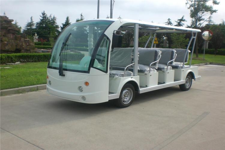 原則上，應(yīng)將山東電動觀光車靠邊停下，待暴雨過后可繼續(xù)前行。切忌不要停在樹下及廣告牌等下邊