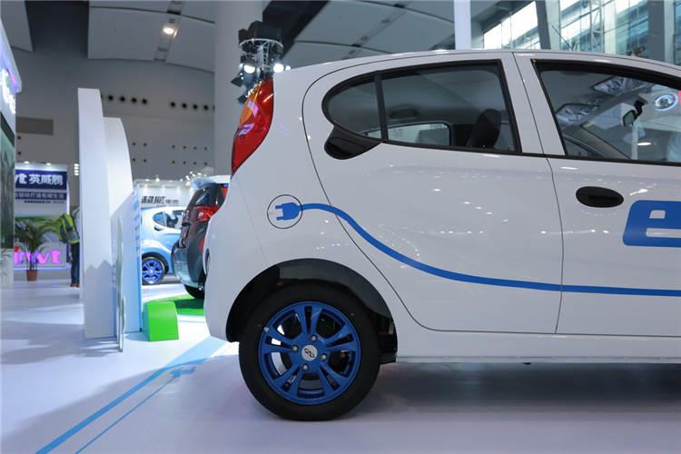 一般情況山東新能源電動車蓄電池充電時(shí)間在十小時(shí)左右，要避免過度充電