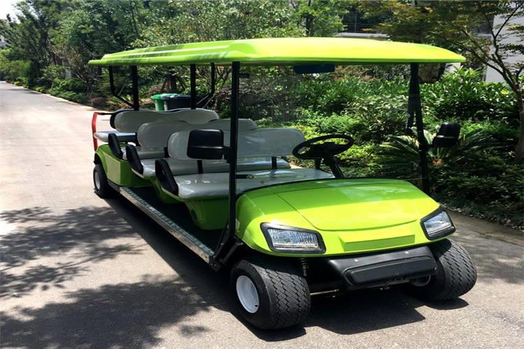 山東電動觀光車在行駛時由前進改為倒車或由倒車改為前進時，嚴禁直接變換進退檔開關，須等車輛停穩(wěn)后再進行換檔