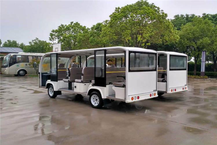 對于山東電動觀光車車身上加雨罩原本是起保護等作用，但是有時候也得特別注意，當天氣風(fēng)沙和塵埃比較嚴重時，盡量不要使用雨罩