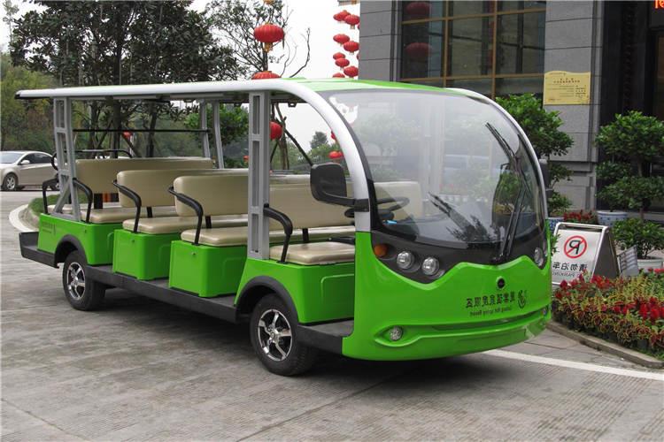 山東電動觀光車不用對發(fā)動機(jī)進(jìn)行散熱冷卻，所以電動觀光車無欄柵格，這樣空氣阻力更小，觀光車性能會更好