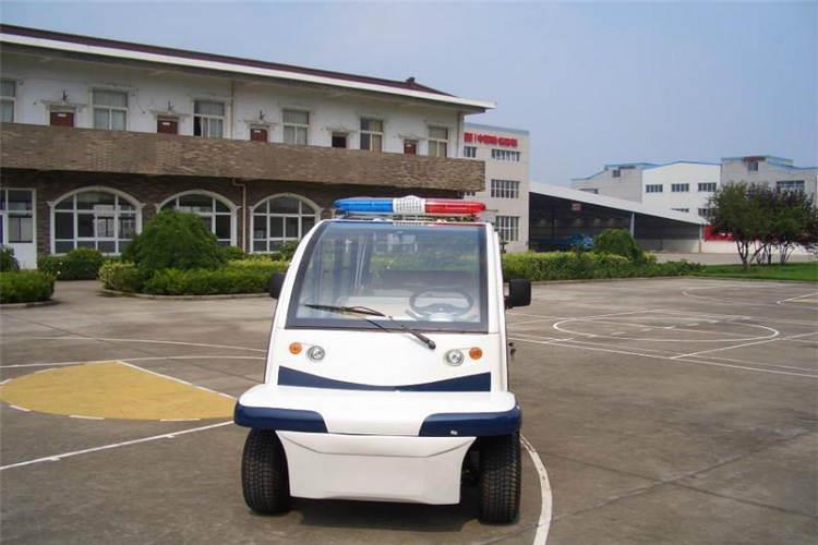 隨車吊不定期對山東電動巡邏車進行擦洗清潔，在冬季沾附在車身上污垢在沾水后，極易出現(xiàn)結(jié)凍現(xiàn)象