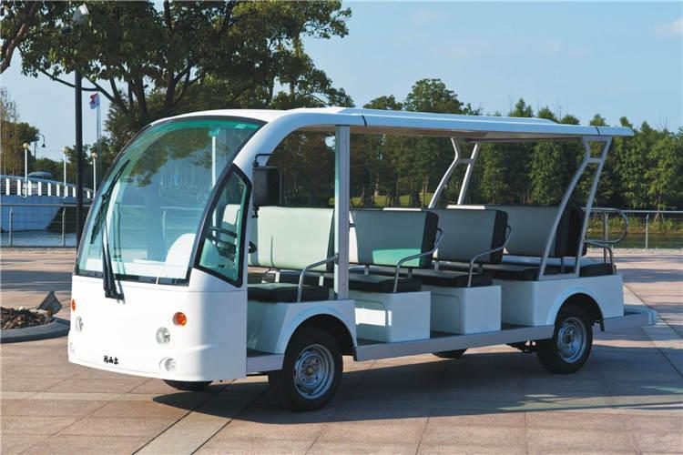 有時(shí)候碰到梅雨天氣，山東電動(dòng)觀(guān)光車(chē)車(chē)體底端和接縫合線(xiàn)的位置會(huì)存有少量的降水和淤泥，這種地區(qū)要是不立即的解決洗凈，會(huì)讓體內(nèi)濕氣藏匿在這種地