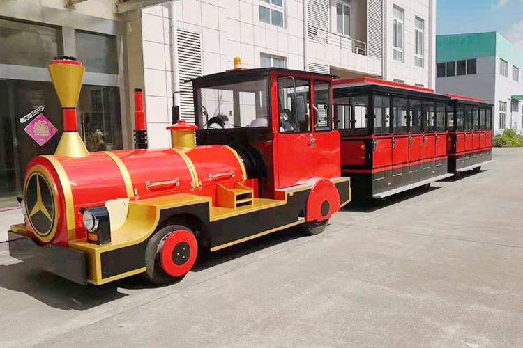 觀光火車又稱觀光列車，由1個動力牽引車頭和1～3個無動力載客車廂組成，其動力形式有電動和柴油兩大類